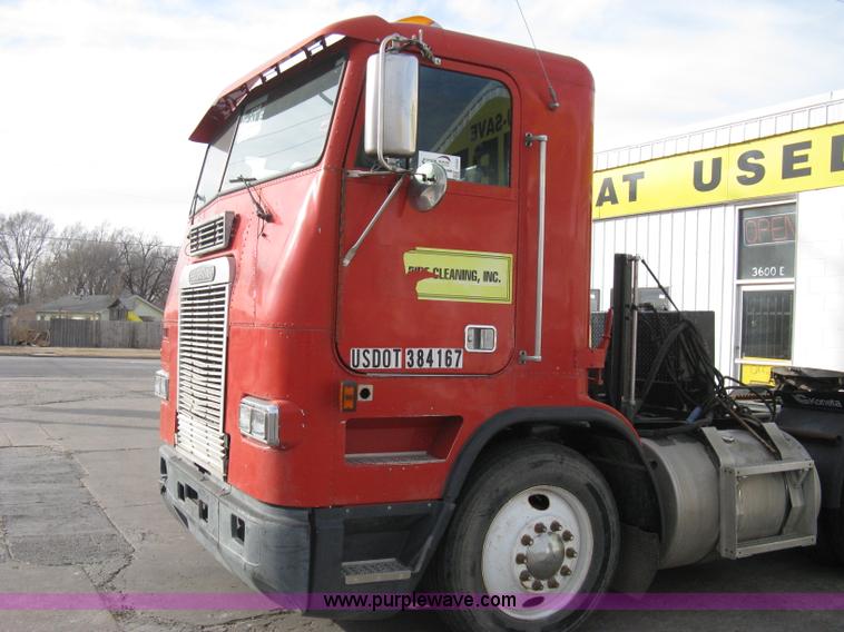image for item I5707 1993 Freightliner FLA cab over semi truck