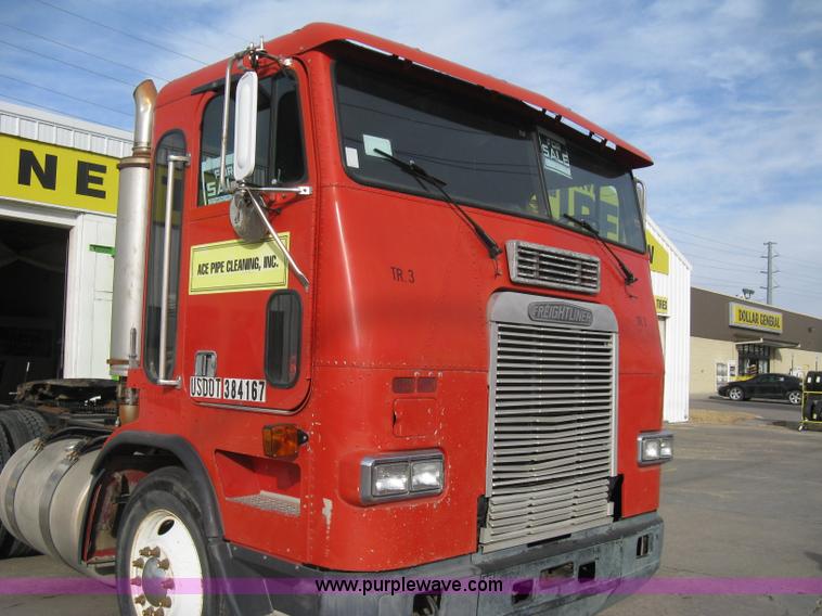 image for item I5707 1993 Freightliner FLA cab over semi truck