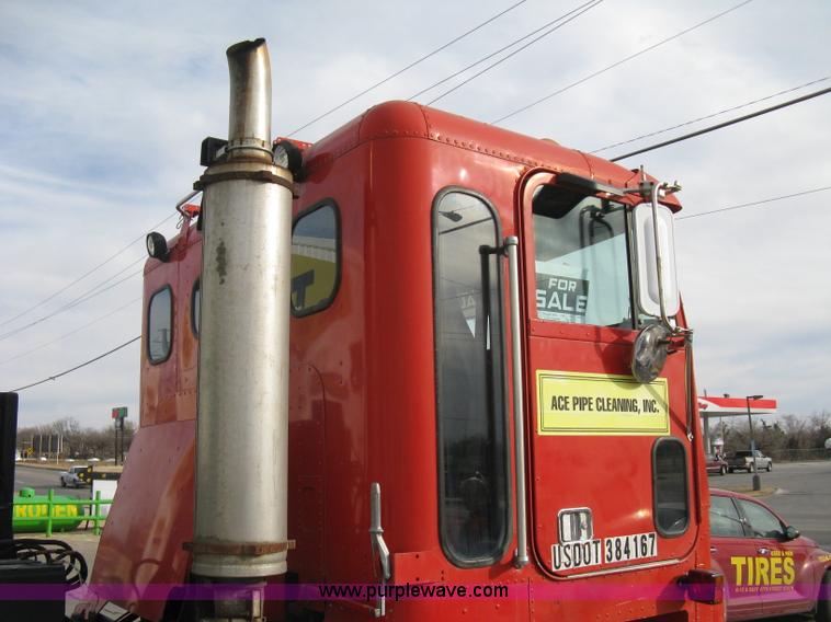 image for item I5707 1993 Freightliner FLA cab over semi truck