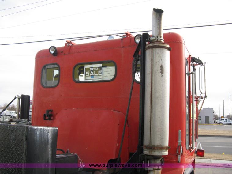 image for item I5707 1993 Freightliner FLA cab over semi truck