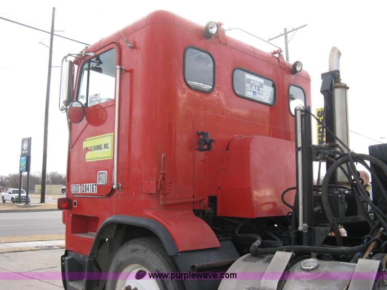 image for item I5707 1993 Freightliner FLA cab over semi truck