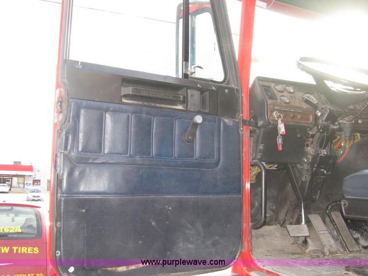 image for item I5707 1993 Freightliner FLA cab over semi truck
