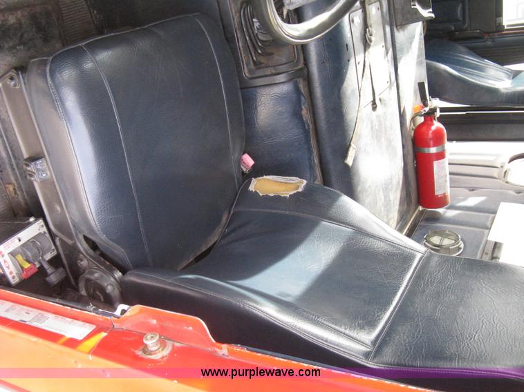 image for item I5707 1993 Freightliner FLA cab over semi truck