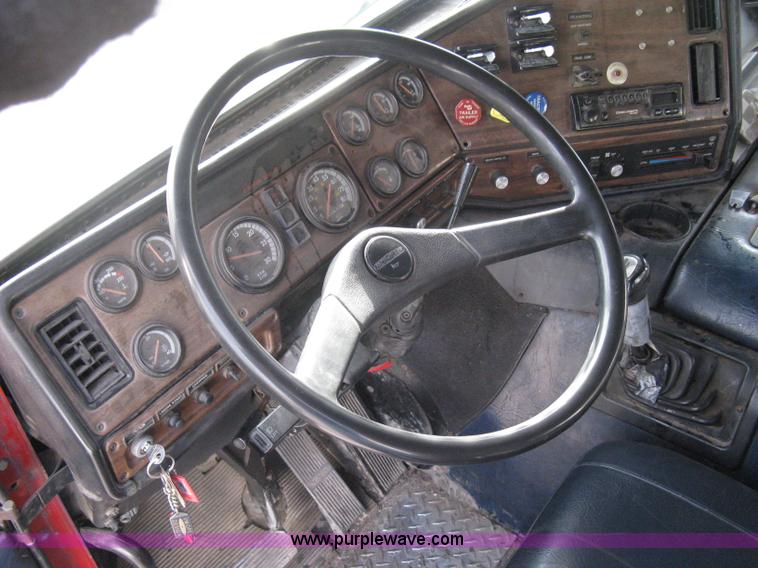 image for item I5707 1993 Freightliner FLA cab over semi truck
