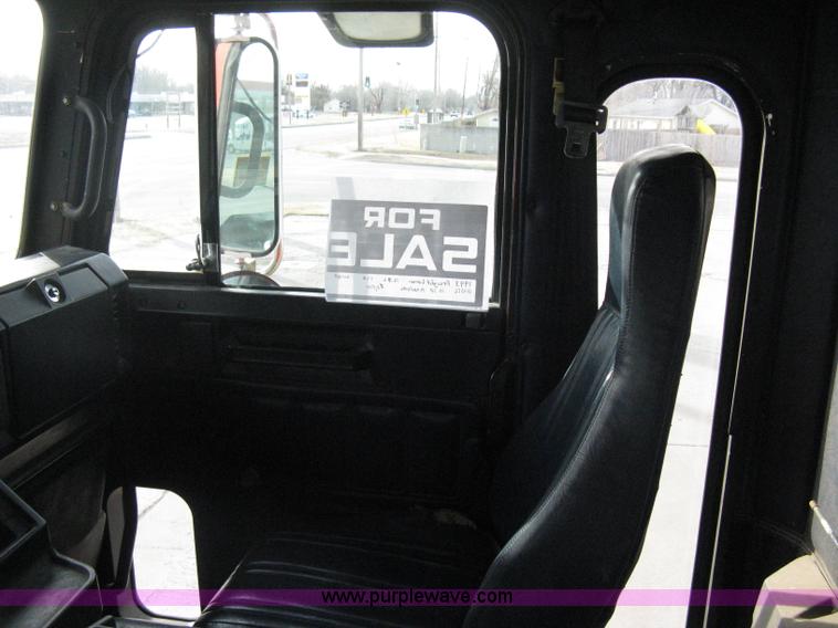image for item I5707 1993 Freightliner FLA cab over semi truck