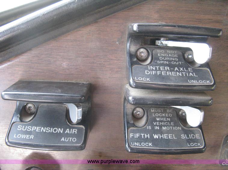 image for item I5707 1993 Freightliner FLA cab over semi truck