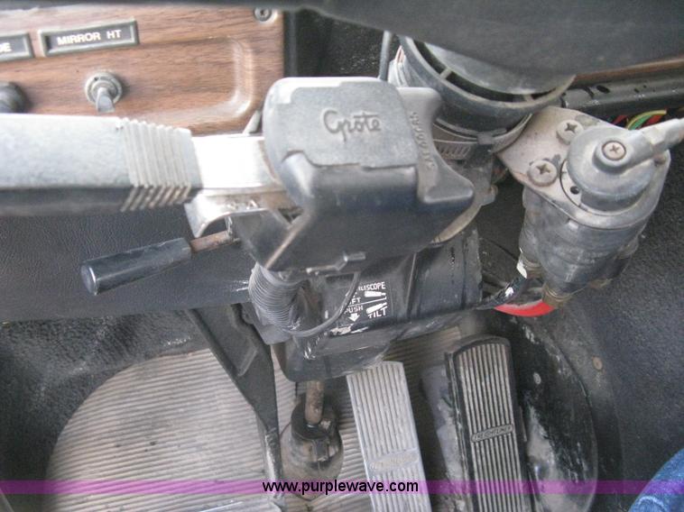 image for item I5707 1993 Freightliner FLA cab over semi truck