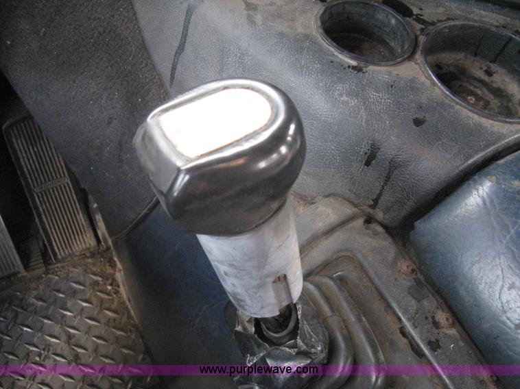 image for item I5707 1993 Freightliner FLA cab over semi truck