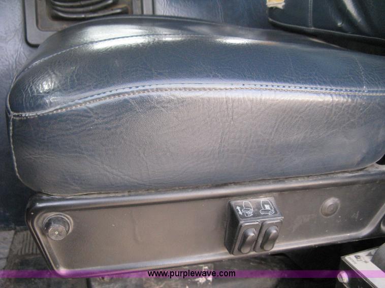 image for item I5707 1993 Freightliner FLA cab over semi truck