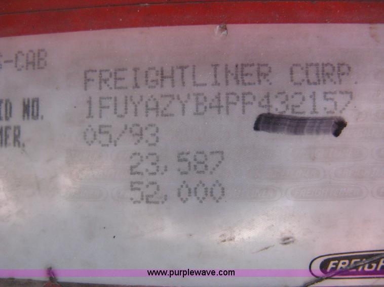 image for item I5707 1993 Freightliner FLA cab over semi truck