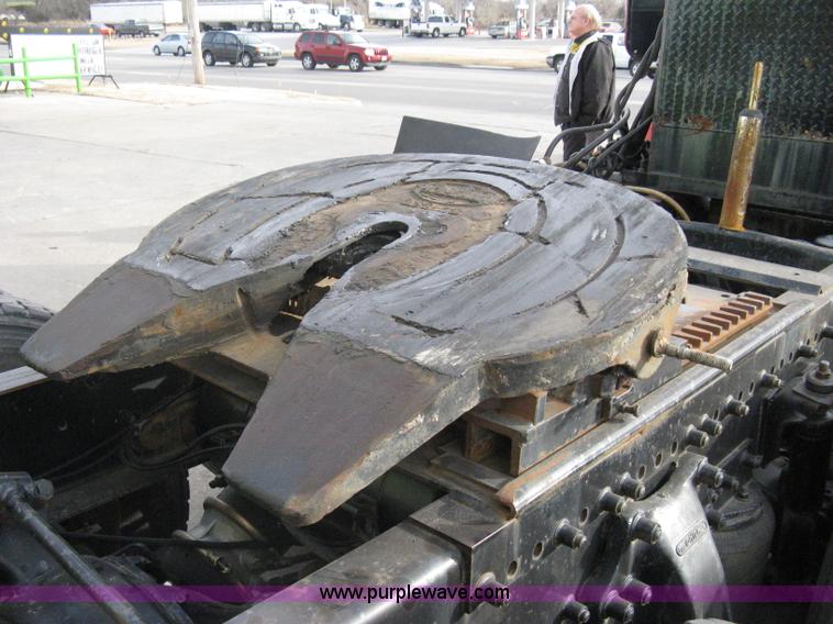 image for item I5707 1993 Freightliner FLA cab over semi truck