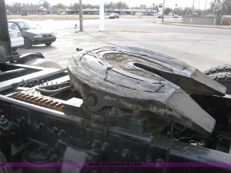 image for item I5707 1993 Freightliner FLA cab over semi truck