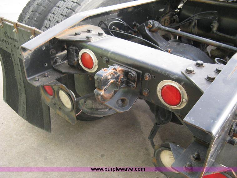 image for item I5707 1993 Freightliner FLA cab over semi truck