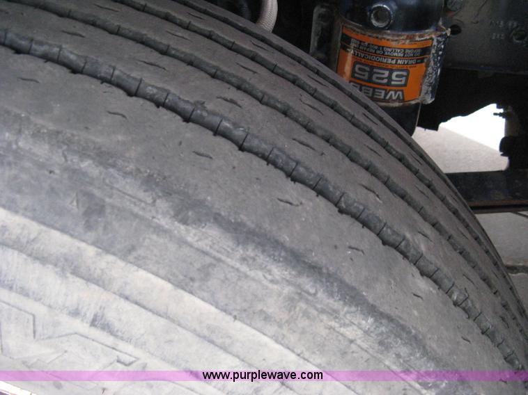 image for item I5707 1993 Freightliner FLA cab over semi truck