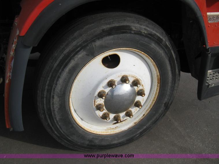 image for item I5707 1993 Freightliner FLA cab over semi truck