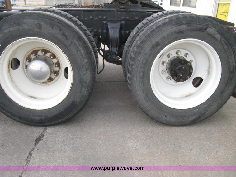 image for item I5707 1993 Freightliner FLA cab over semi truck