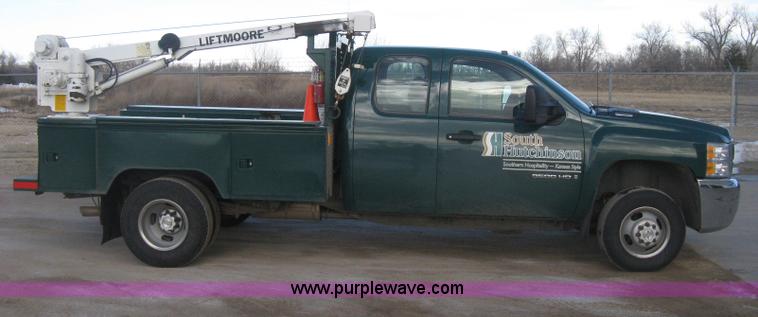 image for item I5737 2007 Chevrolet Silverado 3500HD Ext. Cab utility truck