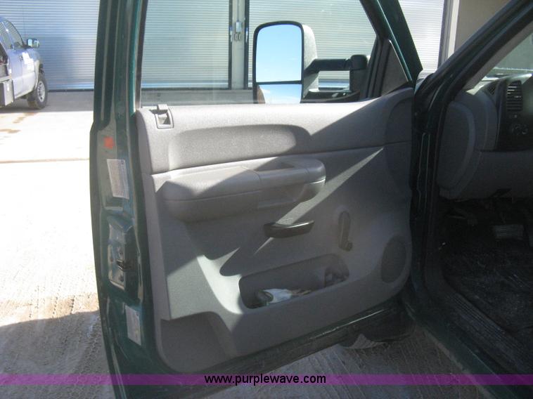 image for item I5737 2007 Chevrolet Silverado 3500HD Ext. Cab utility truck