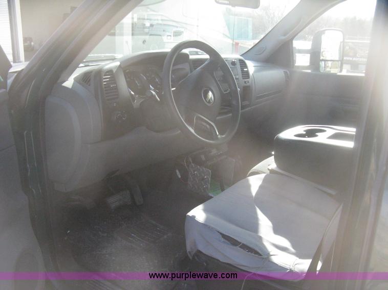 image for item I5737 2007 Chevrolet Silverado 3500HD Ext. Cab utility truck