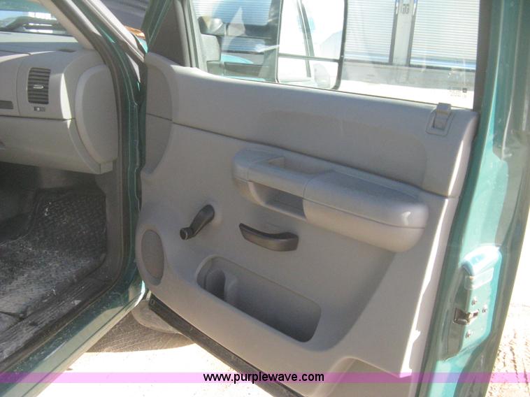 image for item I5737 2007 Chevrolet Silverado 3500HD Ext. Cab utility truck