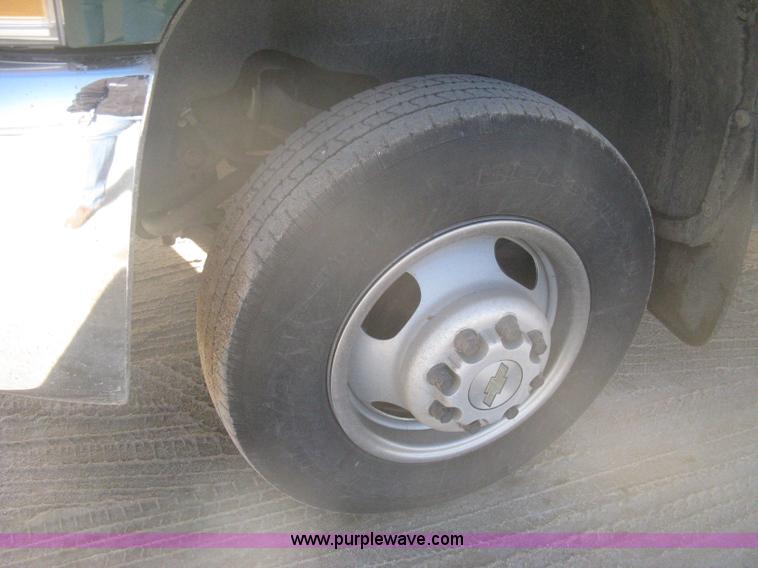 image for item I5737 2007 Chevrolet Silverado 3500HD Ext. Cab utility truck