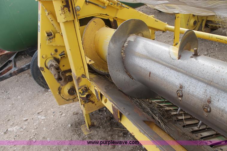 image for item C3712 2001 John Deere 630A hay pickup head