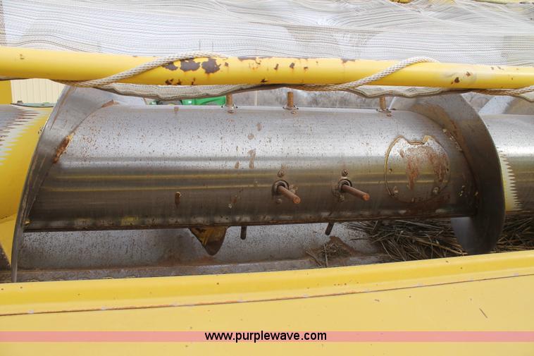 image for item C3712 2001 John Deere 630A hay pickup head