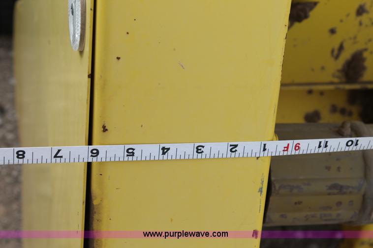 image for item C3712 2001 John Deere 630A hay pickup head