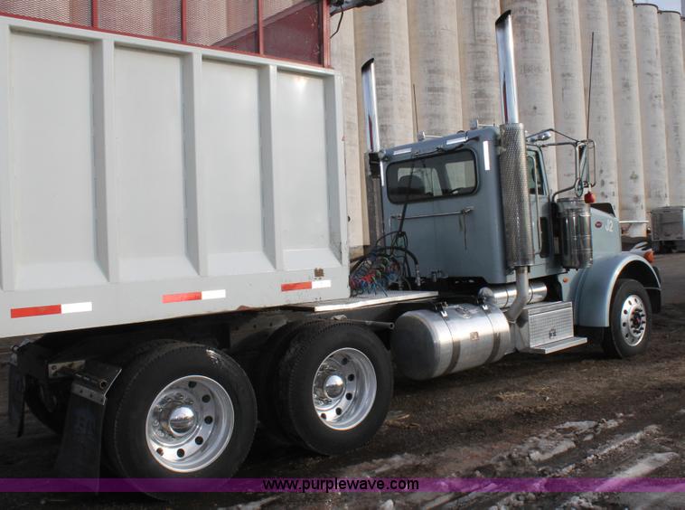 image for item C3719 2009 Peterbilt 367 semi truck