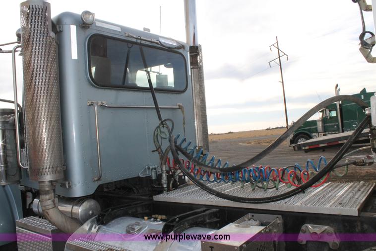 image for item C3719 2009 Peterbilt 367 semi truck