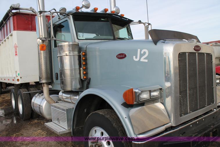 image for item C3719 2009 Peterbilt 367 semi truck