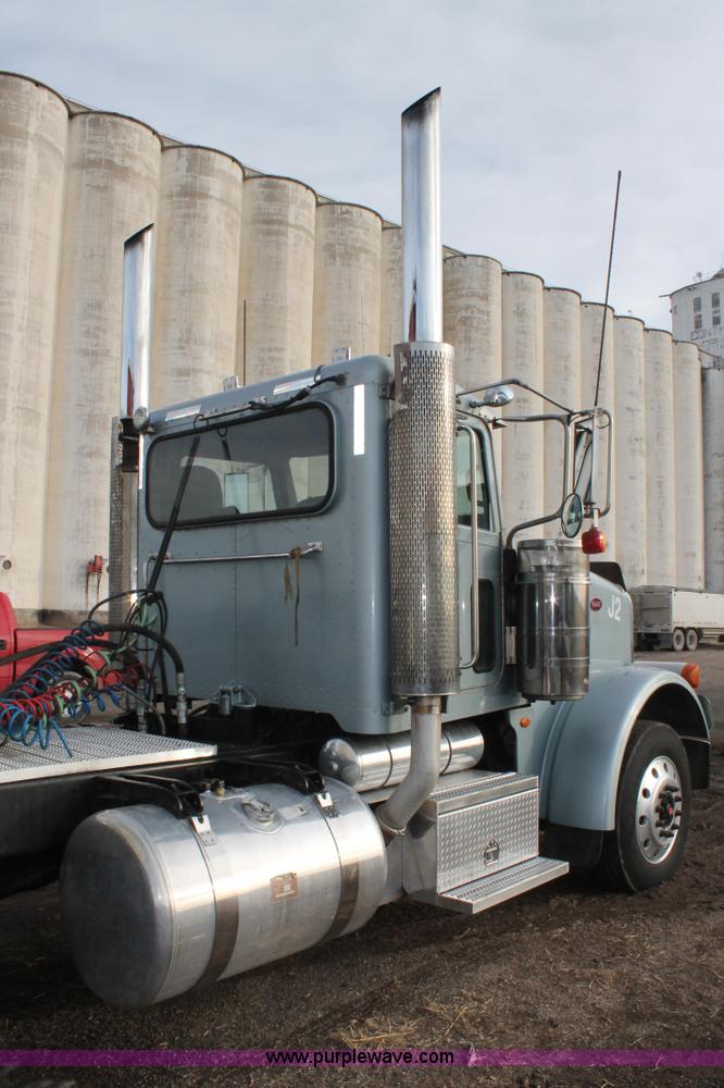image for item C3719 2009 Peterbilt 367 semi truck