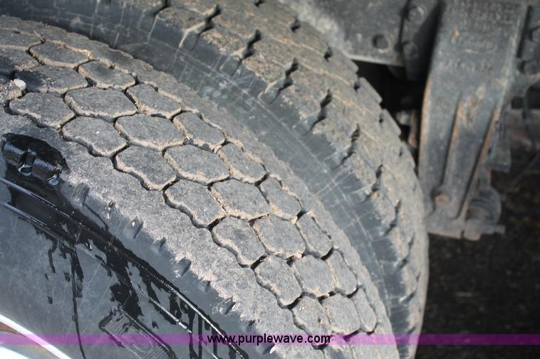 image for item C3719 2009 Peterbilt 367 semi truck