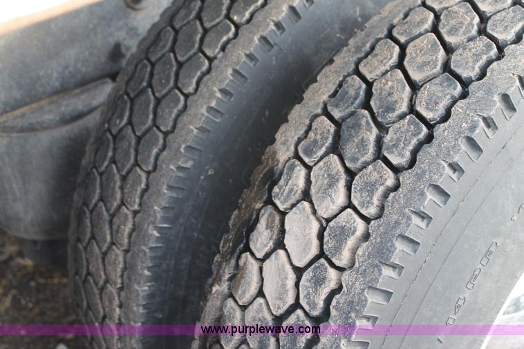 image for item C3719 2009 Peterbilt 367 semi truck