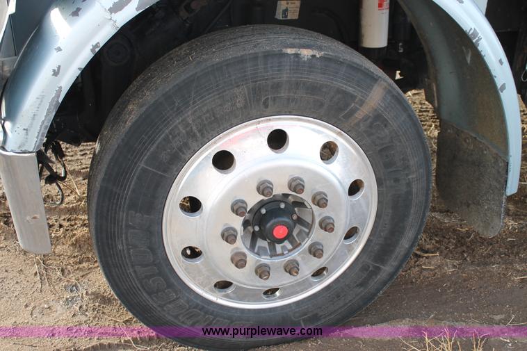 image for item C3719 2009 Peterbilt 367 semi truck