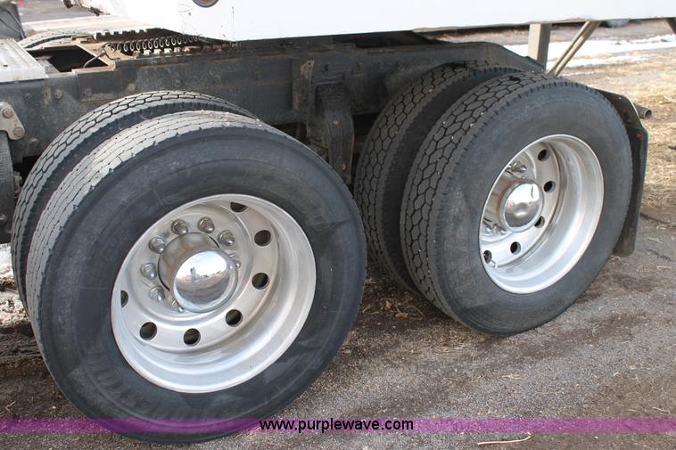 image for item C3719 2009 Peterbilt 367 semi truck