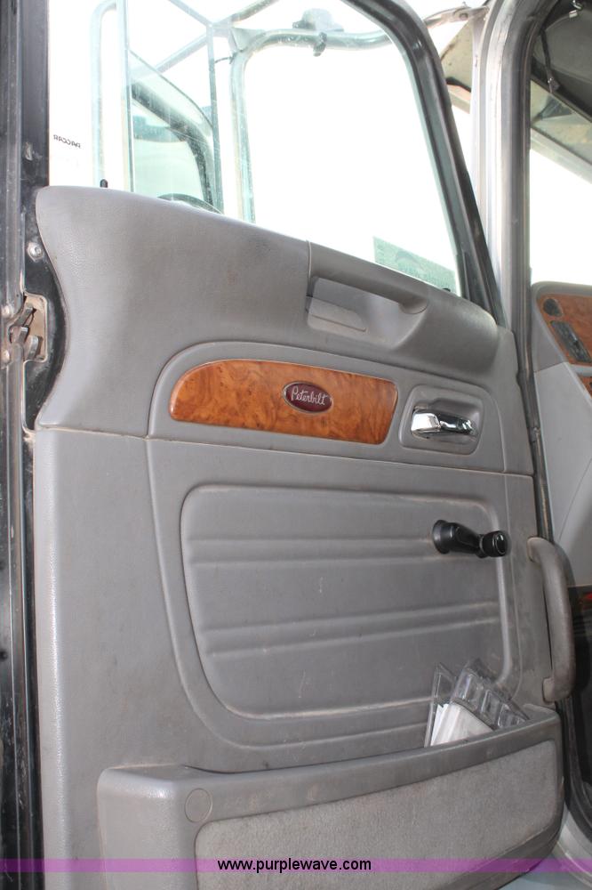 image for item C3719 2009 Peterbilt 367 semi truck
