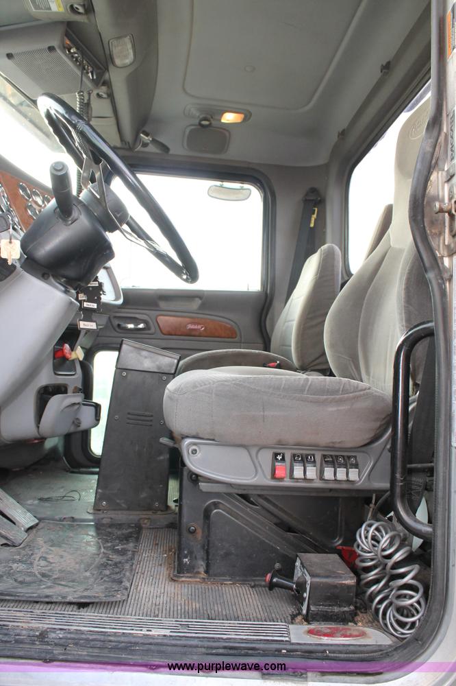 image for item C3719 2009 Peterbilt 367 semi truck