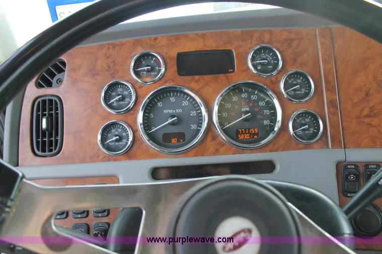 image for item C3719 2009 Peterbilt 367 semi truck