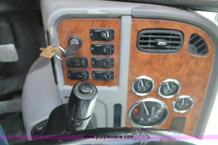 image for item C3719 2009 Peterbilt 367 semi truck
