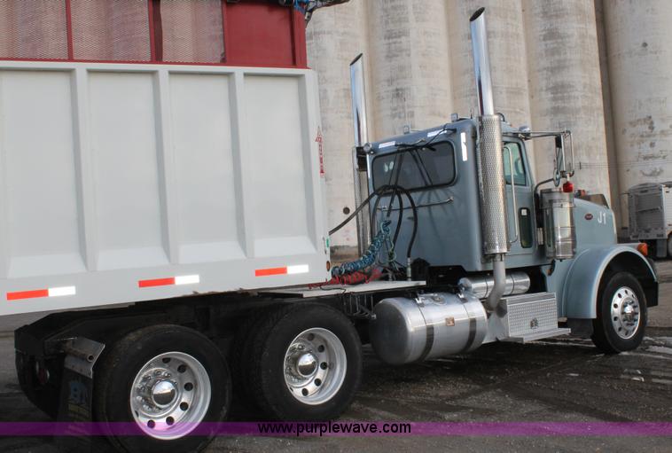 image for item C3721 2009 Peterbilt 367 semi truck
