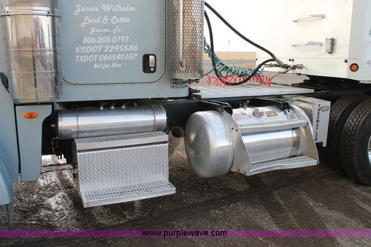 image for item C3721 2009 Peterbilt 367 semi truck