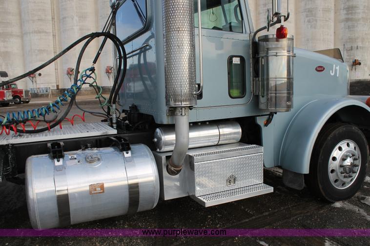 image for item C3721 2009 Peterbilt 367 semi truck