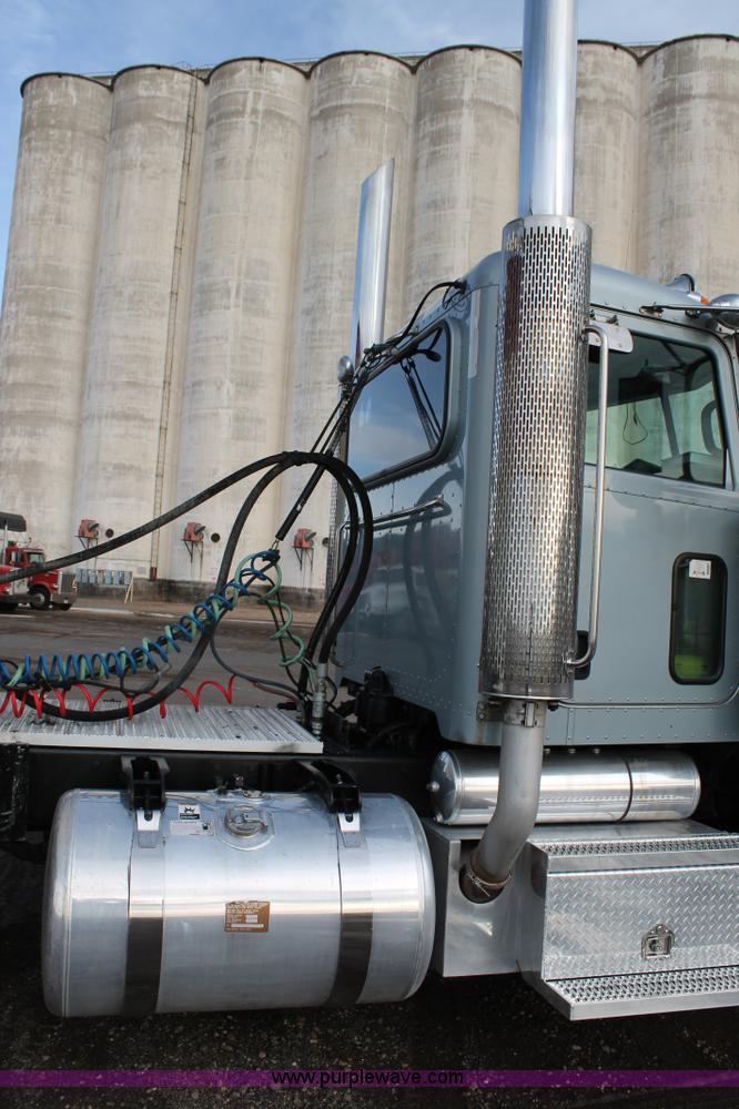 image for item C3721 2009 Peterbilt 367 semi truck