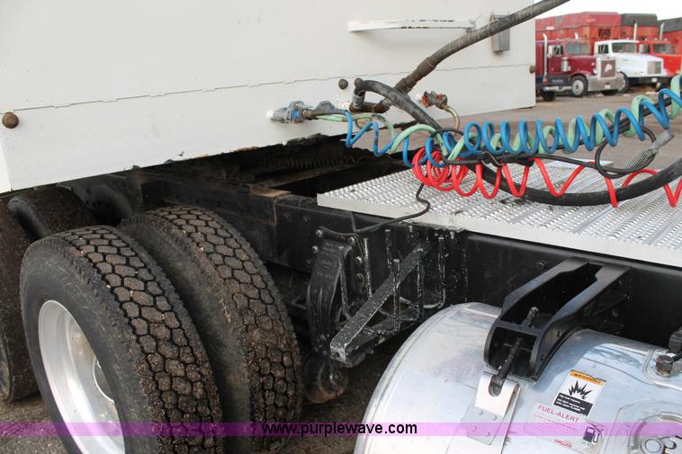 image for item C3721 2009 Peterbilt 367 semi truck