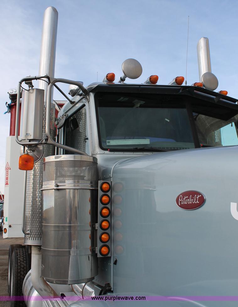 image for item C3721 2009 Peterbilt 367 semi truck