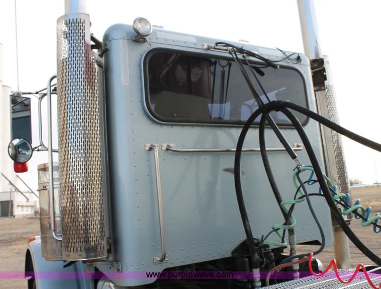 image for item C3721 2009 Peterbilt 367 semi truck