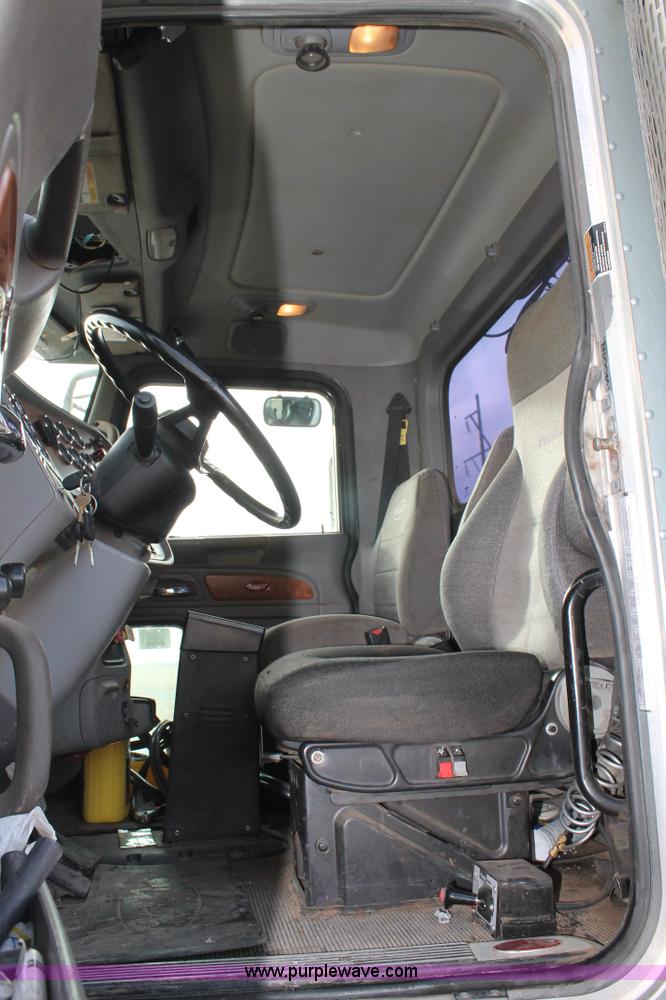 image for item C3721 2009 Peterbilt 367 semi truck