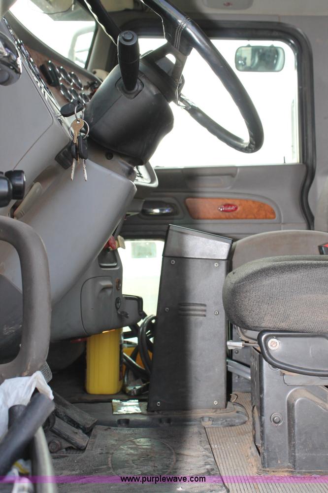 image for item C3721 2009 Peterbilt 367 semi truck