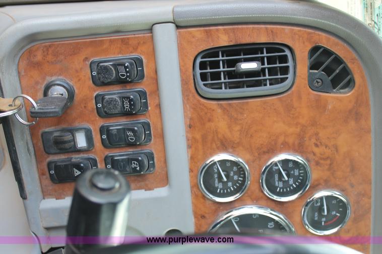 image for item C3721 2009 Peterbilt 367 semi truck